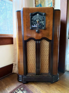 1930s radio (works!)